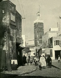Straßenszene in Tanger, zeigt eine Moschee, 1902