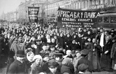 Streikende Putilow-Arbeiter am ersten Tag der Februarrevolution, St. Petersburg, Russland, 1917
