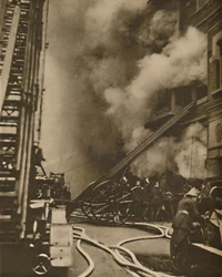 Brandbekämpfung in einer engen Stadtstraße, ca. 1935