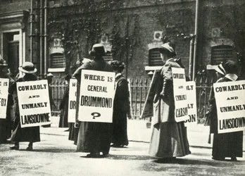 Suffragetten demonstrieren vor einem Gefängnis, London, 1914, 1947