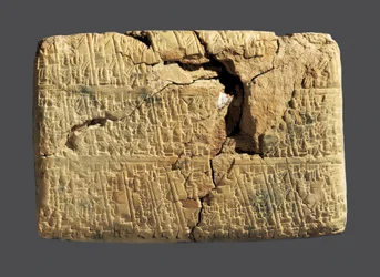 Tafel mit einem mathematischen Text. Kunst von Babylon