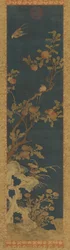 Wandteppich: Vögel, Pfirsichbaum, Felsen und Blumen auf blauem Grund, Qing-Dynastie, 1644-1911