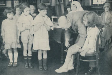 Test des Patellarsehnenreflexes zur Indikation einer Nervenerkrankung, um 1935