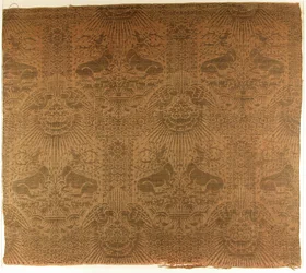 Textilfragment mit liegenden Hirschen, Adlern, Wolken und Sonnenstrahlen, italienisch, 1390er Jahre