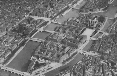 Die alte Inselherz von Paris mit seinen neun Brücken aus der Luft gesehen, ca. 1935