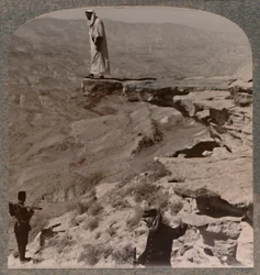 Der Arno. Dragoman steht auf einem Felsen, ca. 1900