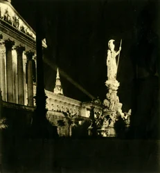 Das österreichische Parlamentsgebäude bei Nacht, Wien, Österreich, um 1935