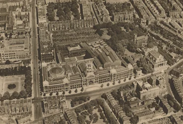 Die Kamera fängt einen Blick auf South Kensington aus einem niedrig fliegenden Flugzeug ein, ca. 1935