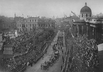 Das Diamantjubiläum: Kutsche von Königin Victoria passiert die Nationalgalerie, London, 1897 1906