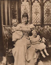 Die Herzogin von York mit ihren zwei Söhnen, Prinzen Edward und Albert, um 1897 1935