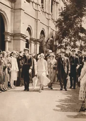 Der Herzog und die Herzogin von York und Königin Elizabeth verlassen einen Empfang in Brisbane, 1927