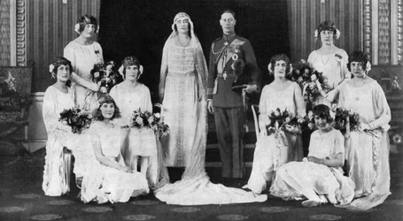 Der Herzog und die Herzogin von York umgeben von ihren acht Brautjungfern, 1923