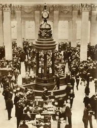 Die Lutine-Glocke im Versicherungsraum bei Lloyds of London, 1933, 1935
