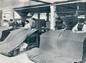 Die Herstellung von Khaki: Untersuchung des fertigen Stoffes, ca. 1914