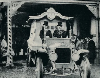Der Motor-Leichenwagen im orientalischen Gewand, c1935