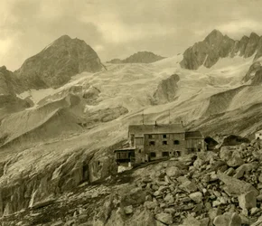 Die Plauener Hütte und der Gletscher, Zillergrund, Tirol, Österreich, ca. 1935