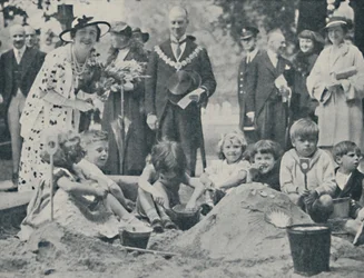Die Königin eröffnet einen Kinderspielplatz