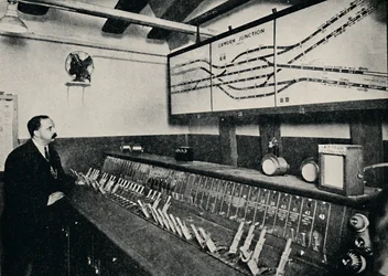 Das Stellwerk an einem U-Bahn-Kreuz, 1926