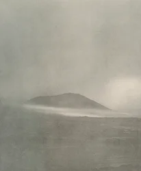 Der Beginn eines Schneesturms...Schneeverwehung um den Mount Erebus, um 1908, 1909