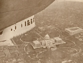 Das US-Luftschiff Los Angeles im Flug über Washington