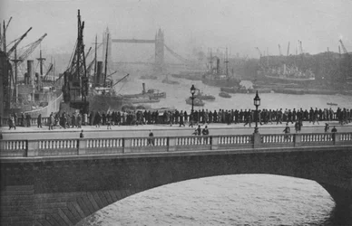 Der Obere Pool von der London Bridge, einer der verkehrsreichsten Abschnitte des Hafens von London, 1936