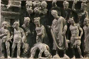 Das Victoria und Albert Museum. Relief, das einen Anschlag auf das Leben des Buddha zeigt. 100-200. Schiefer. Gandhara/Nordwestpakistan. Vereinigtes Königreich