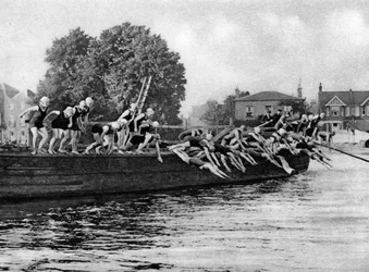 Das jährliche Kew-to-Putney-Damen-Schwimmrennen, London, 1926-1927