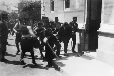 Die Verhaftung des Attentäters Gavrilo Princip am 28. Juni 1914, 1914.