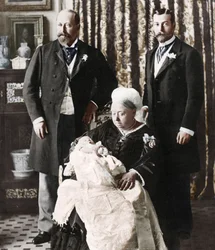 Der zukünftige König Edward VIII. am Tauftag, 16. Juli 1894