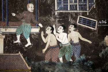 Das Innere der Silberpagode ist mit Wandgemälden bedeckt, die Geschichten aus dem Reamker darstellen, d.h. der Khmer-Version des klassischen indischen Epos, dem Ramayana. Einige Abschnitte der Wandgemälde sind beschädigt und verwittert.
