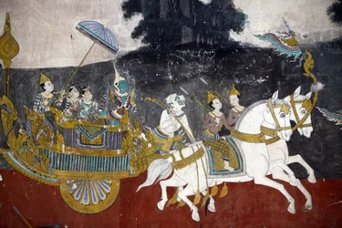 Das Innere der Silberpagodenmauern ist mit Wandmalereien bedeckt, die Geschichten aus dem Reamker darstellen, d.h. die Khmer-Version des klassischen indischen Epos, des Ramayana. Einige Abschnitte der Wandmalereien sind beschädigt und verwittert. Die Wandm