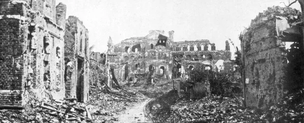 Die zerstörte Stadt und der Kirchturm von Albert, Somme, Frankreich, 22. August 1918