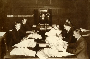 Szene im Büro des Lordkanzlers...Parlamentswahl, 1923, 1935