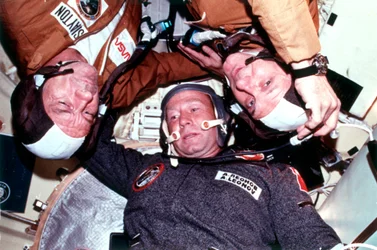 Die beiden Besatzungen der gemeinsamen US-USSR ASTP-Docking-Mission in der Erdumlaufbahn