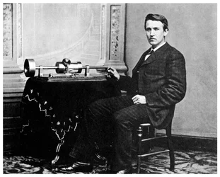 Thomas Alva Edison, amerikanischer Erfinder, mit seinem Phonographen, ca. 1878