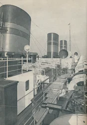 Drei Schornsteine der Monarch of Bermuda, des Furness Withy Luxusliners, 1937