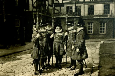 Yeoman Warders des Tower of London, um 1920