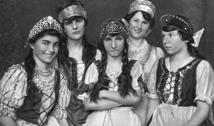 Traditionelle Kostüme ungarischer Frauen, Ungarn, 1922
