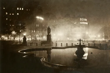 Trafalgar Square. Blick Richtung Charing Cross. London bei Nacht, 1928