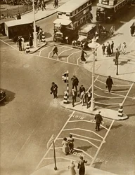 Verkehr und Fußgänger am Trafalgar Square, London, 1935