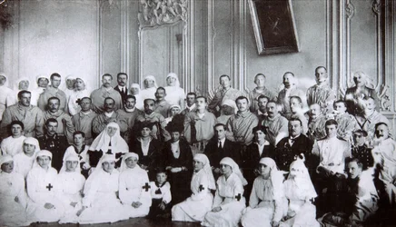 Zarin Maria Fjodorowna von Russland besucht ein Krankenhaus in Kiew, 1915