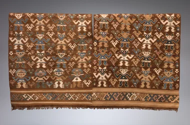 Tunika mit Frontalfiguren