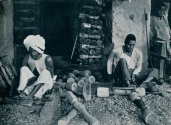 Drechseln von Bettbeinen, ca. 1942