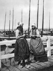 Zwei Mädchen auf der Landungsbrücke, Marken, Niederlande, ca. 1934