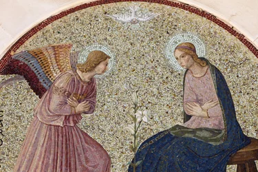 Tympanon-Mosaik, das die Verkündigung darstellt, in der Madonna della Scala Benediktinerabtei, Noci, Apulien, Noci, Italien