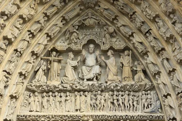 Tympanon des Portals des Jüngsten Gerichts: Christus des Gerichts. An seiner Seite, kniend, die Jungfrau Maria und St. Johannes, die für das Seelenheil bitten. Kathedrale von Amiens, Amiens, Frankreich