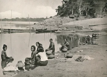 Typische Flussszene am großen Irrawaddy - Frauen baden und holen Wasser, 1900