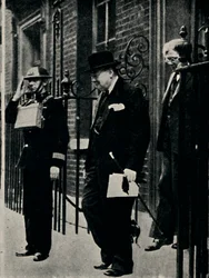 Unbeeindruckt von der Luftangriffswarnung, 1940er, 1945