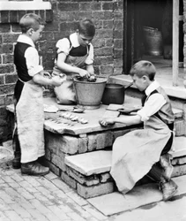 Vereinigtes Königreich: Jungen schälen Kartoffeln und schärfen Messer im Waisenhaus - Pontefract - ca. 1905