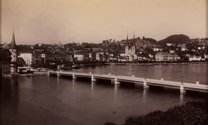 Unbetitelte Brücke mit Stadt im Hintergrund